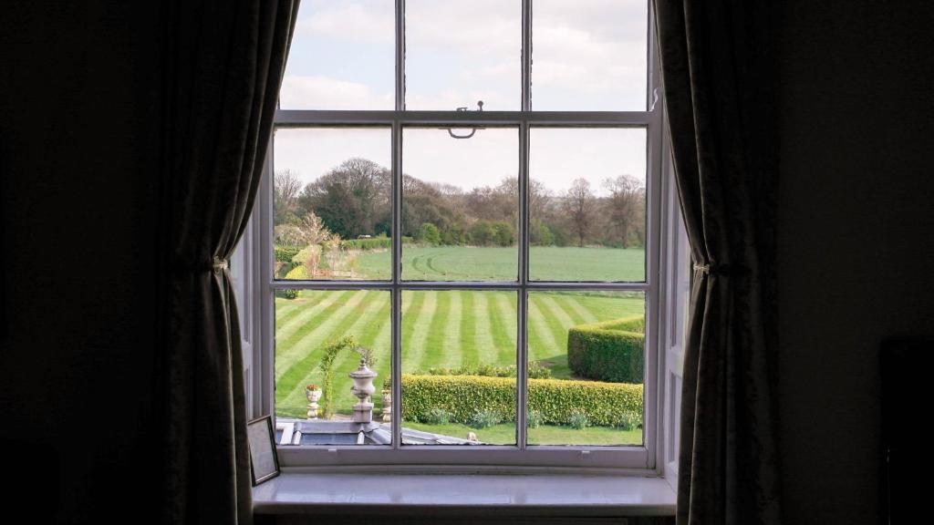 Dovecliff Hall Hotel Burton-upon-Trent Room photo